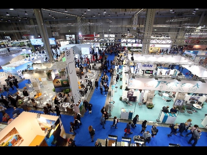 Borsa: Europa in calo con guerra dazi