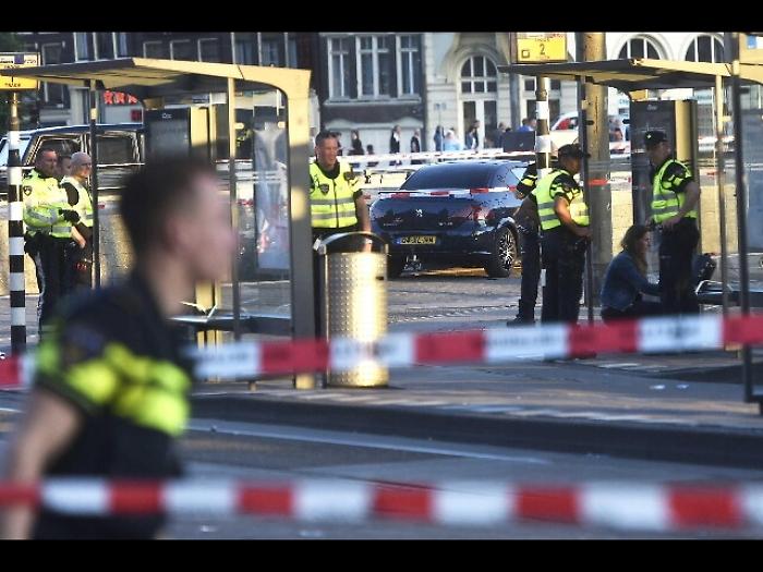 Accoltella 2 persone a Amsterdam,fermato