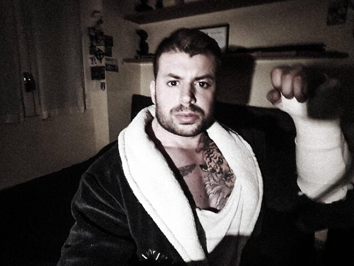 Aggred&igrave; tassista e ora vuole risarcirlo