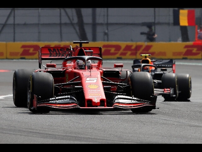Ferrari aumenta ricavi e rialza target