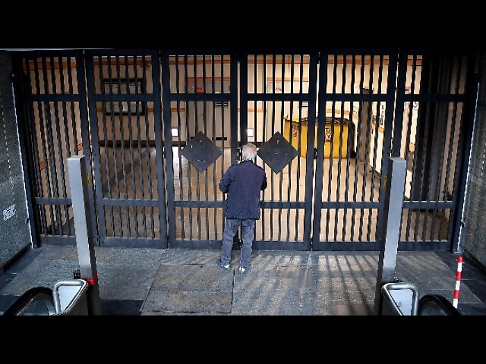 Cade da scale mobili metro Torino, morto