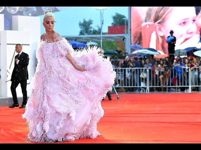 Venezia: Lady Gaga con abito piume rosa