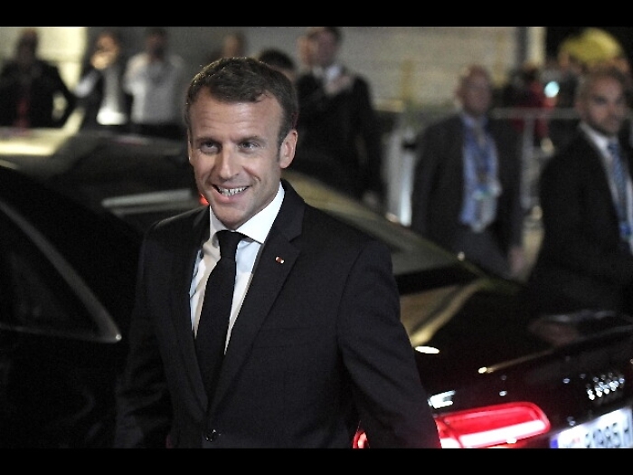 Francia: Macron sempre in caduta libera