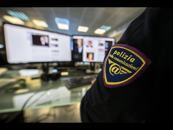 "Divulgo tua foto hard", minore ammonito