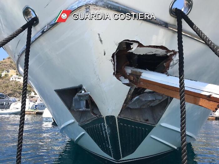 Eolie, traghetto carico di turisti contro yacht: 5 feriti di cui uno grave
