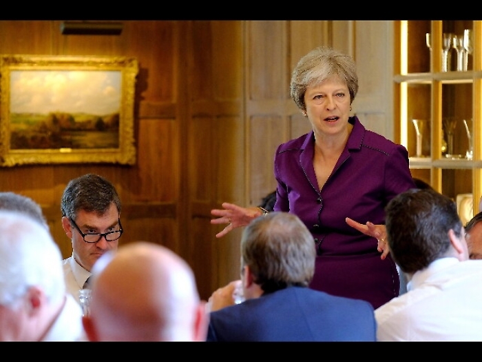 Brexit: passa il piano soft della May