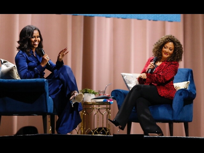 Michelle Obama salta tour libro per Bush