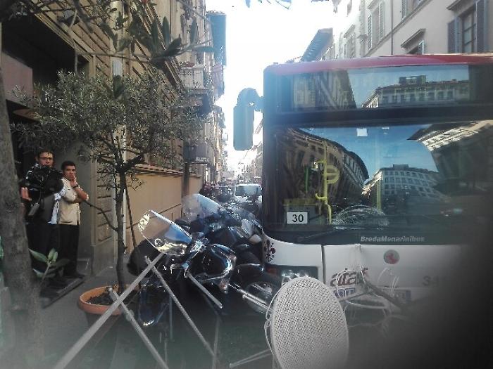 Bus contro auto e dehor a Firenze,feriti