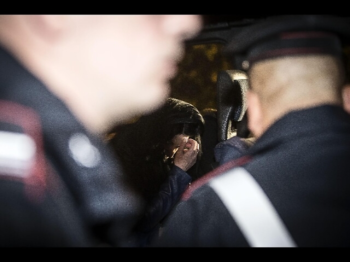 Picchia e rapina ex fidanzata, arrestato