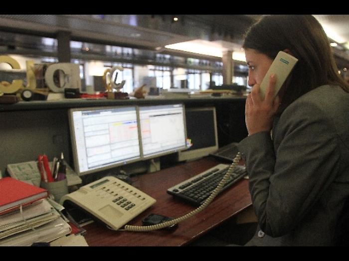 Borsa: Milano in rosso, spread 210 punti