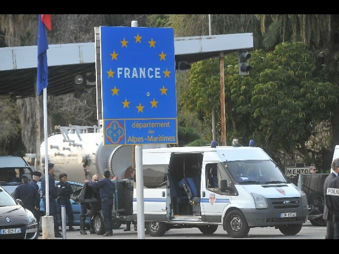 Tenta fuga oltre confine ma cade, grave