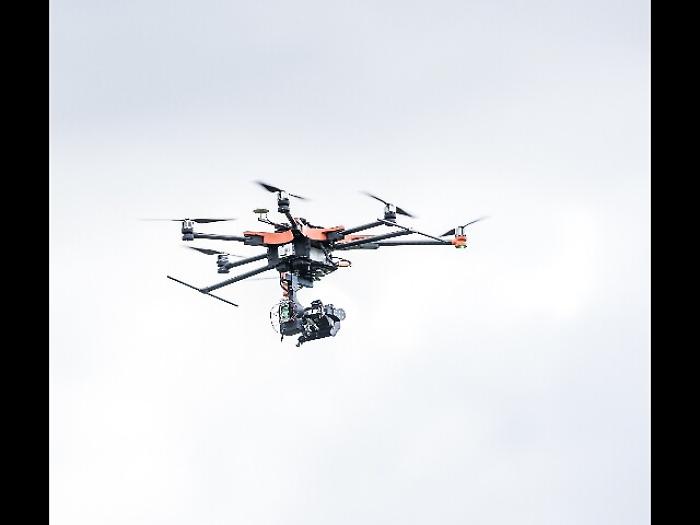 Sequestrati 200 grammi di droga e 17 cellulari a Poggioreale, Napoli: tre recapitati via drone