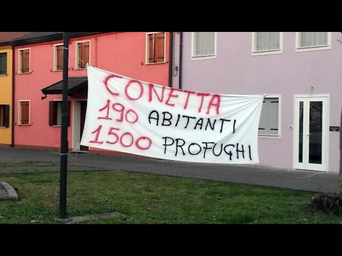 Migranti Cpa Cona sfilano in corteo