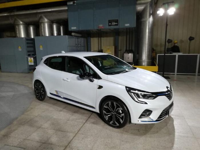 Renault lancia la Clio Ibrida che si ricarica frenando