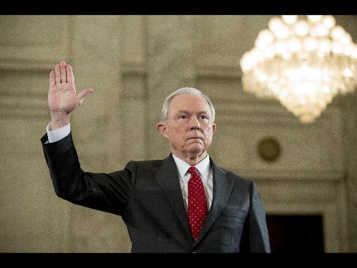 Trump: Sessions, perseguir&ograve; clandestini