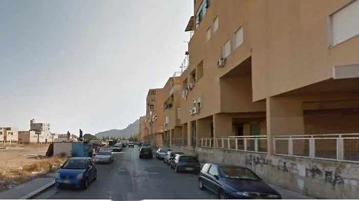 Nuovi spari contro la chiesa dello Zen, proiettili nel muro e danni all'impianto elettrico