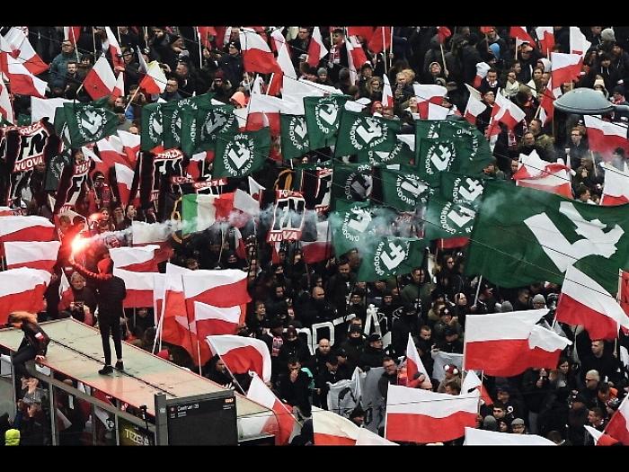 Striscioni Forza Nuova a marcia Varsavia