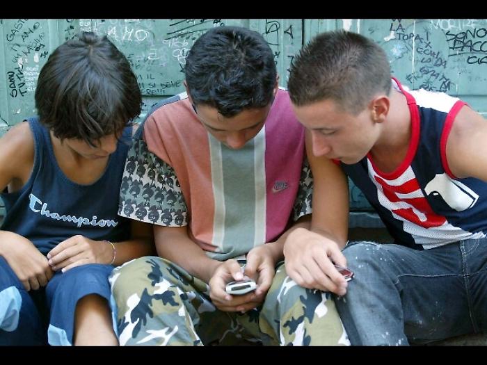 'Via il cellulare',12enne si taglia vene