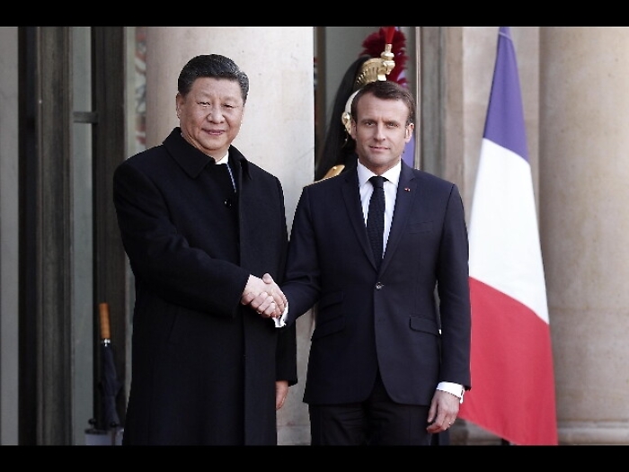 Macron-Xi, lunga stretta mano all'Eliseo