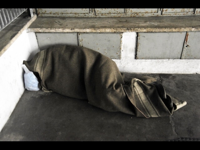 Aggred&igrave; bancario dopo elemosina, morto