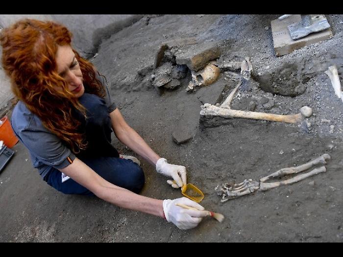 Pompei, ritrovati 5 scheletri