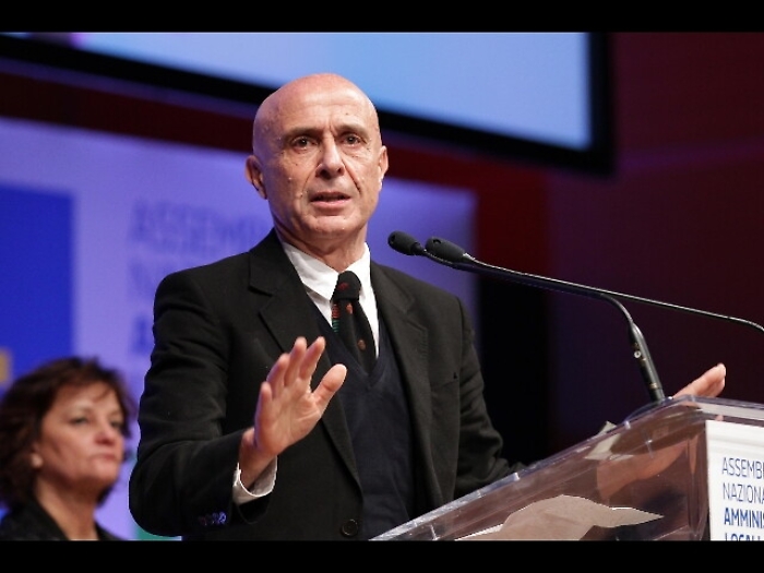 Minniti, gi&ugrave; tempi per status rifugiati