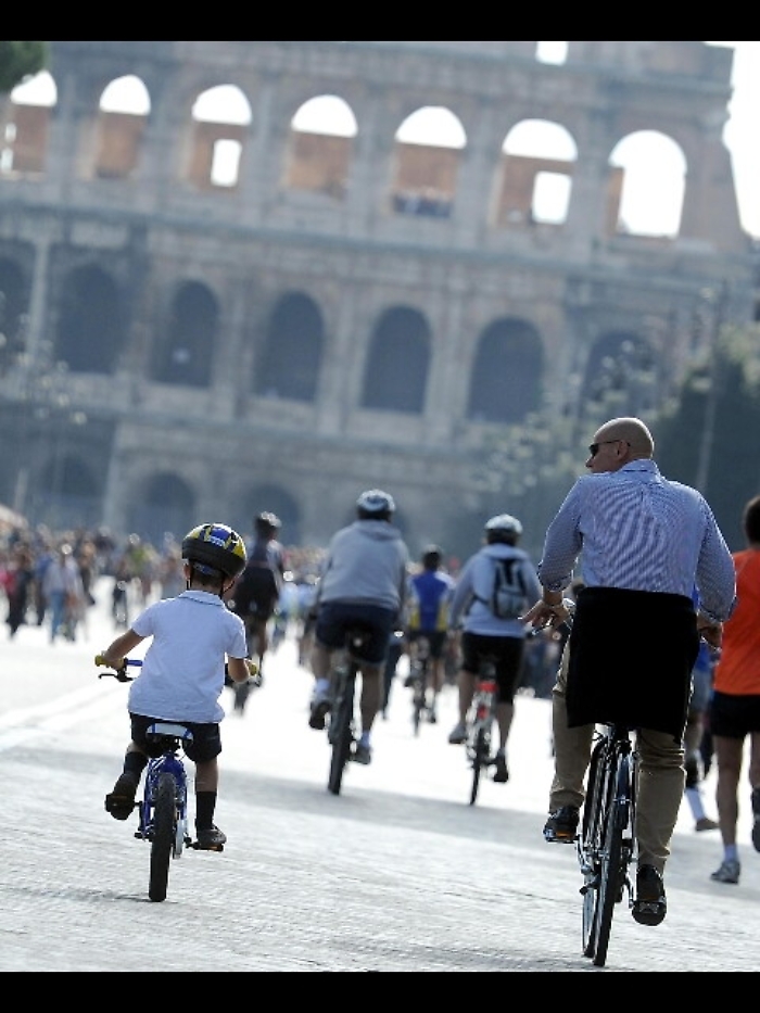 Italiani sempre pi&ugrave; a piedi e in bici