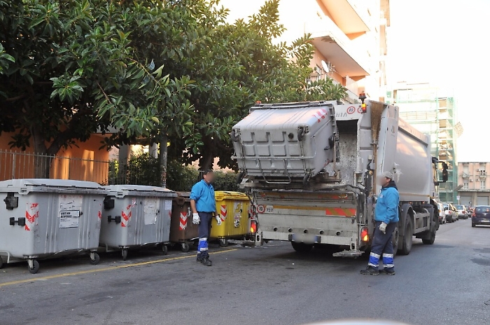 Raccolta rifiuti a Catania, il Comune: &laquo;Il nuovo bando non favorisce le ditte del Nord&raquo;