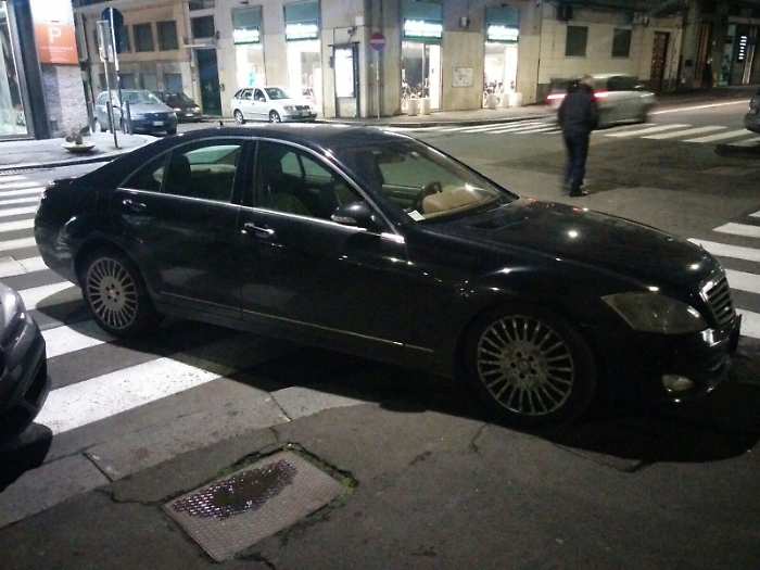Parcheggio selvaggio a Catania: due passaggi pedonali occupati in un colpo solo!