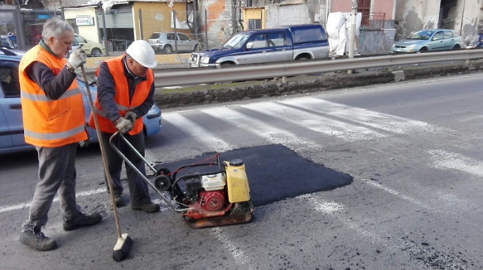 Maltempo Catania, tappetini d'asfalto per riparare le strade