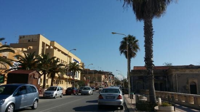 Sequestra moglie a Gela per costringerla a tornare con lui