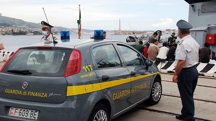 Pozzallo, spese per il centro di accoglienza "gonfiate": sei indagati al Comune