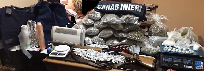 Catania, droga e armi sequestrati in deposito in via Officina