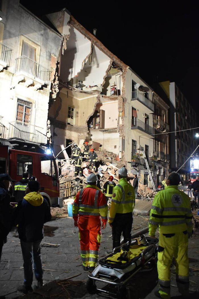 Crollo palazzina via Crispi, morta donna che era rimasta ferita