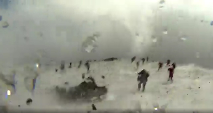 Etna, il video della troupe della BBC investita dall'esplosione