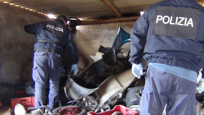 Vittoria, assedio della Polizia a Forte Apache: un arresto e sequestri di droga, auto e targhe