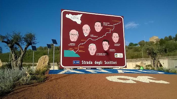 Taglio del nastro per la "640" Agrigento-GrottarossaCartello turistico indica la "Strada degli scrittori"