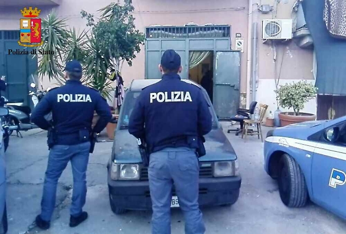 Palermo, trattoria abusiva con cibo mal conservato, dove si rubava energia elettrica e si coltivava droga
