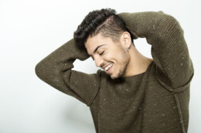 Lele pronto ad abbracciare il suo pubblico a Catania