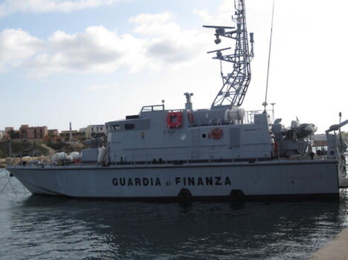 Portopalo, Gdf blocca sbarco migranti da barca a vela