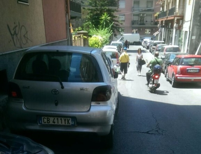 Via Scarabelli a Catania, transito vietato ai disabili per assenza di marciapiede