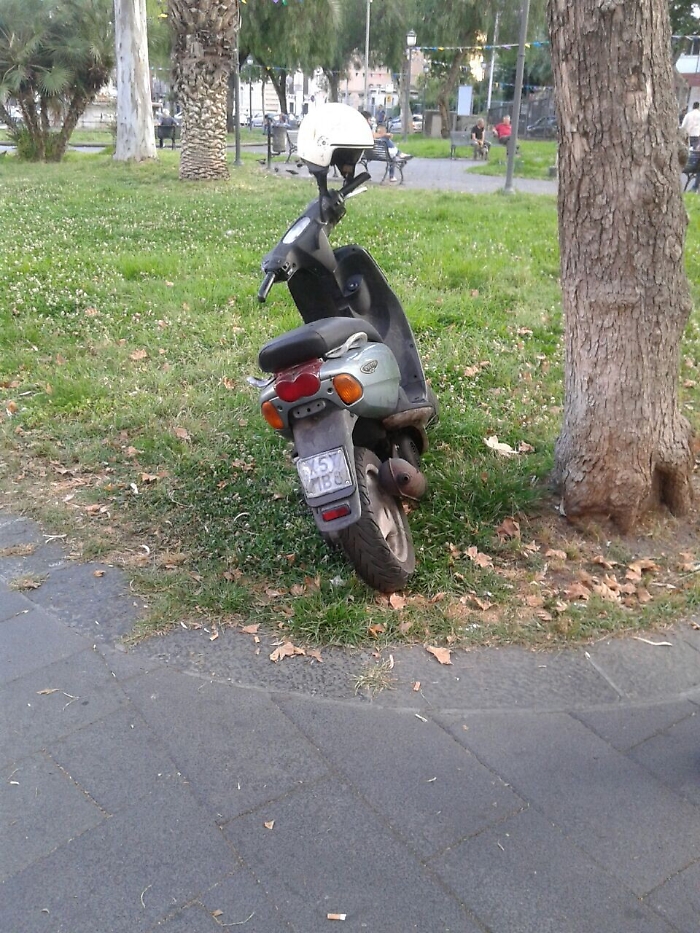 Scooter parcheggiato sul prato in piazza Cavour a Catania