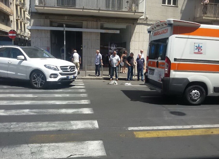 Catania, centrata da un'auto mentre attraversa sulle strisce