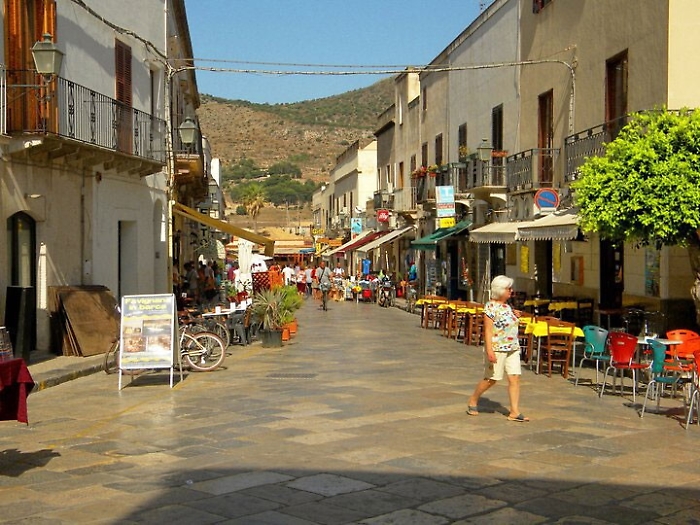  Aspetta la sorella fuori dal supermercato e scompare a Favignana