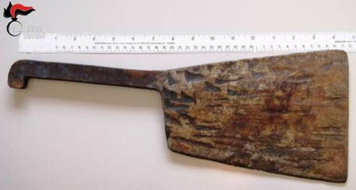 Aggredisce con mannaia carrozziere che non gli gonfia le ruote dello scooter