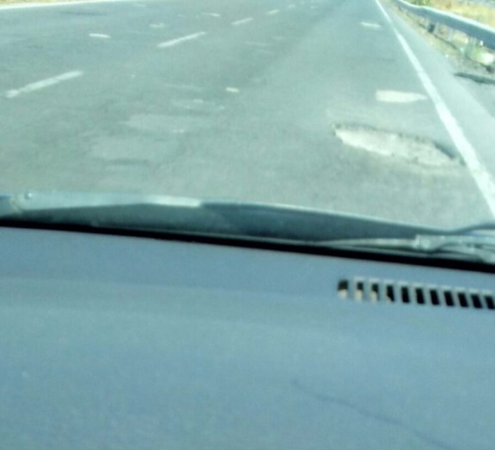 Rischi incidenti lungo la SS 284 per buche grandi come voragini 