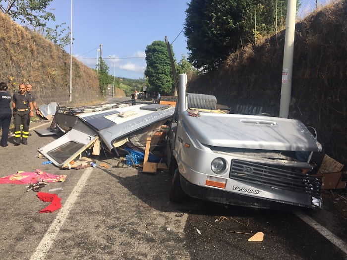 Miscarello di Giarre, caravan rompe i freni e si schianta contro muro: tre feriti