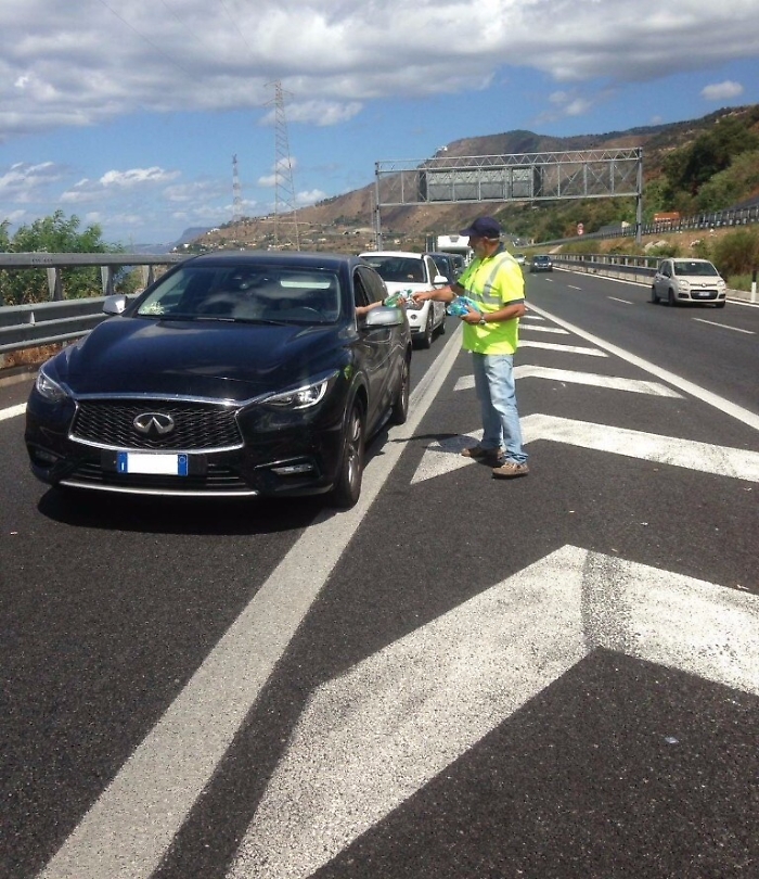Code agli imbarcaderi di Villa San Giovanni e Messina: bottiglie d'acqua agli automobilisti