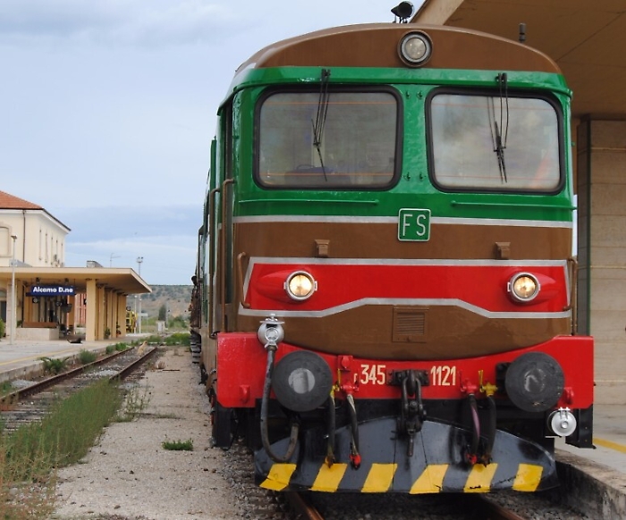 Treni storici in viaggio tra le bont&agrave; enograstronomiche di Sicilia