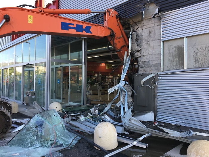 Si blocca braccio dell' escavatore e il colpo al "Famila" di Giarre fallisce